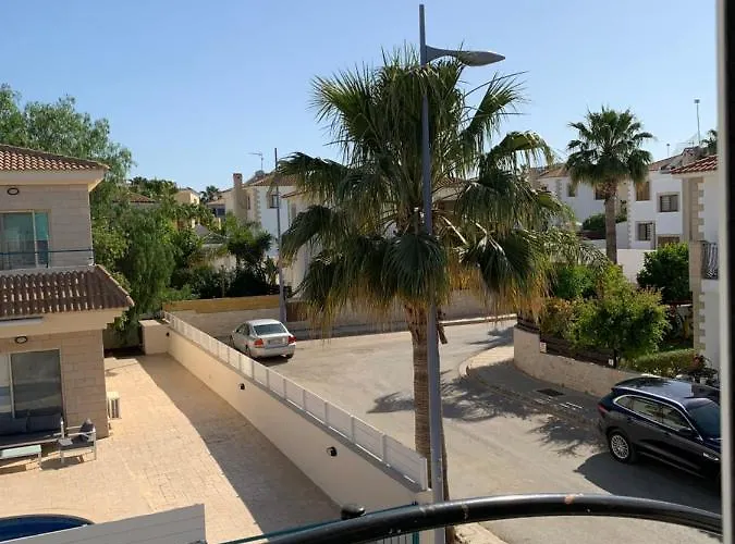 In * Πρωταράς