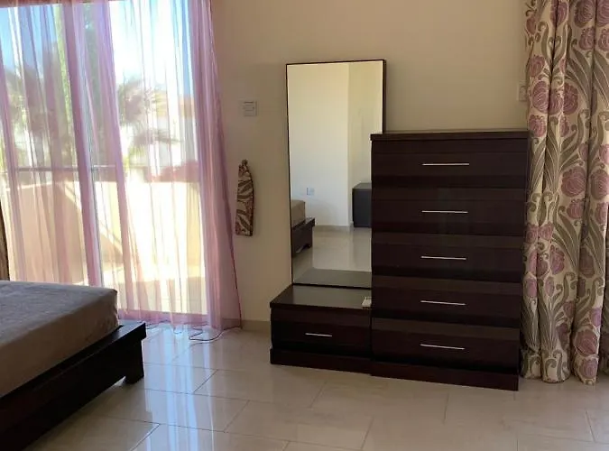 In * Πρωταράς